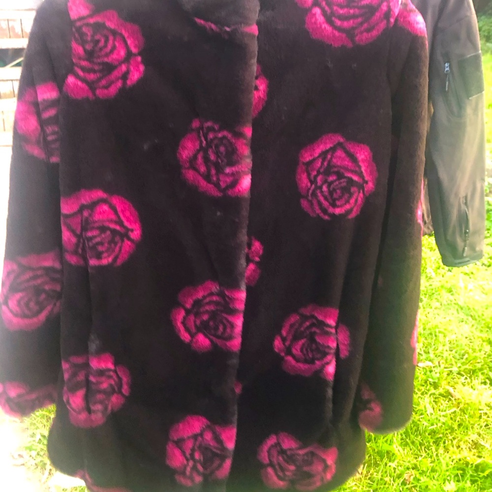 Faux fur, dennis basso, black with beautiful roses, new, with garment bag